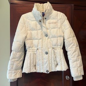 White eckored ski jacket with hood